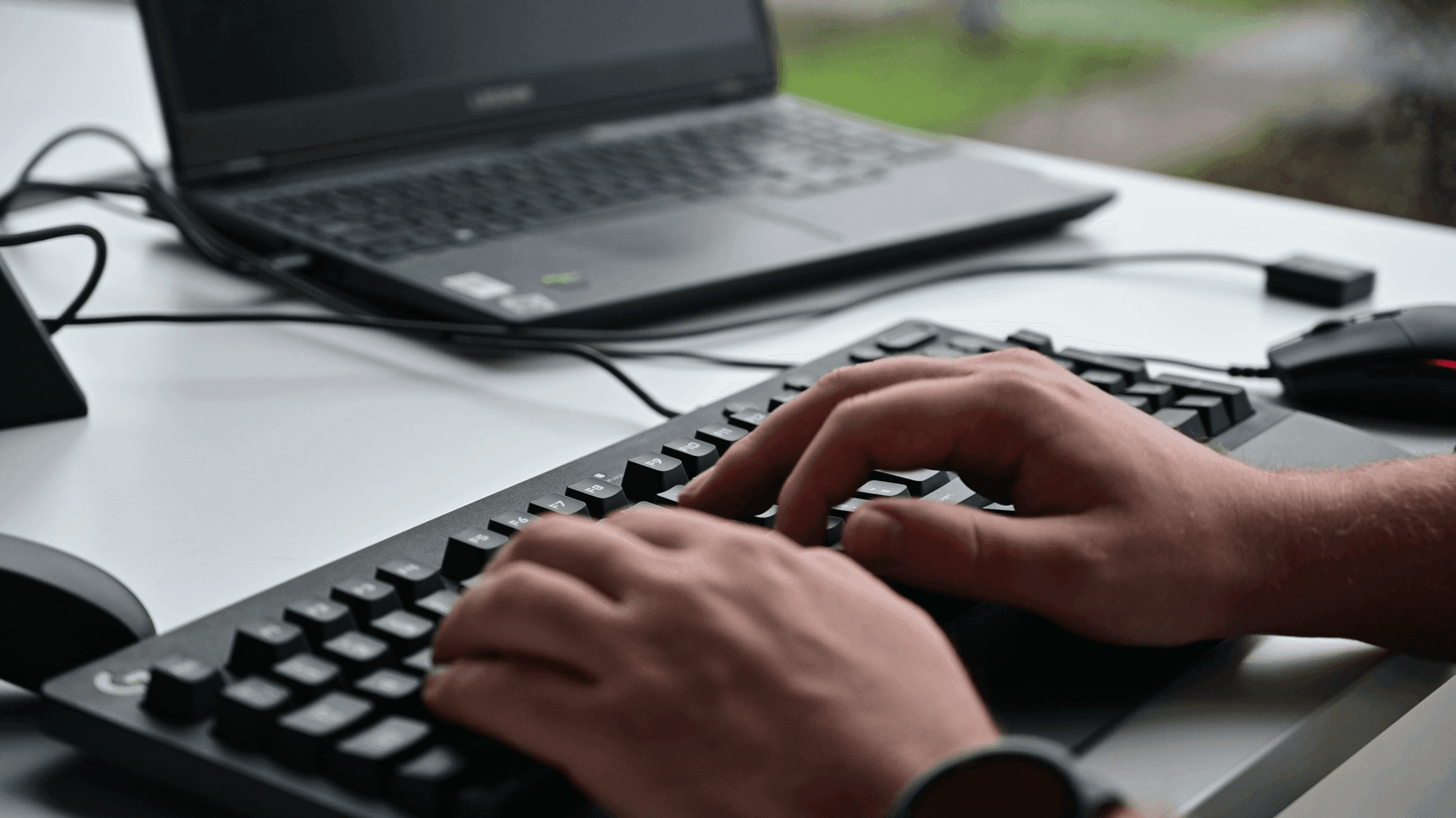 Praca z laptopem i telefonem