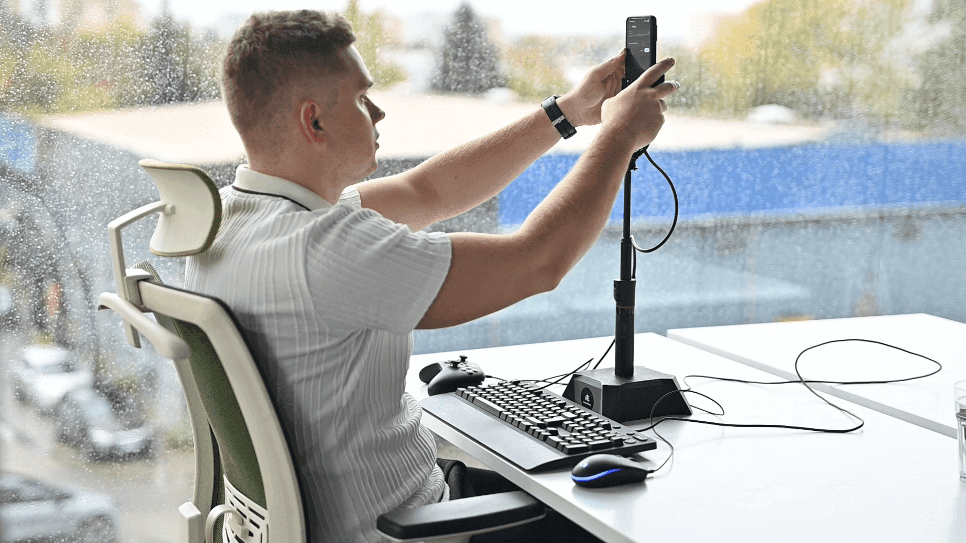 Telefon w statywie bez obciążania rąk