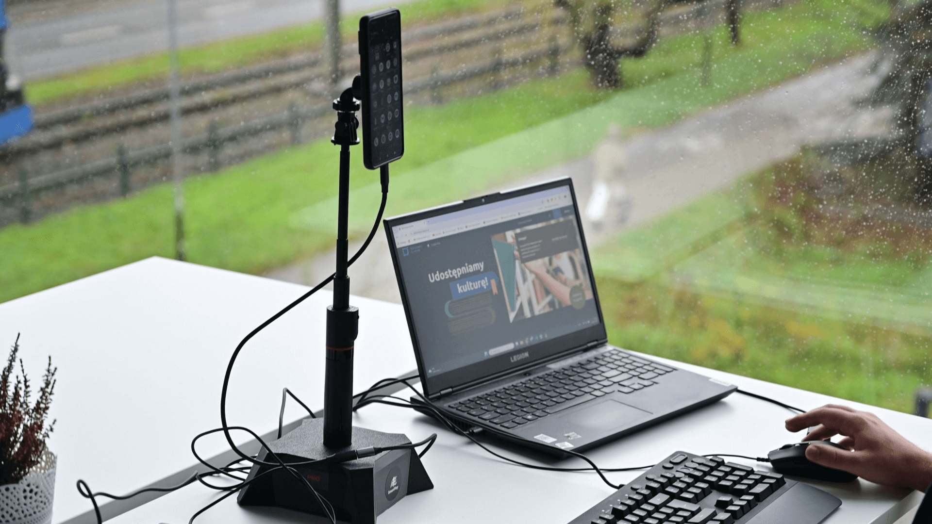 SmartPlay Pro – stacja z przełączaniem między smartfonem i laptopem